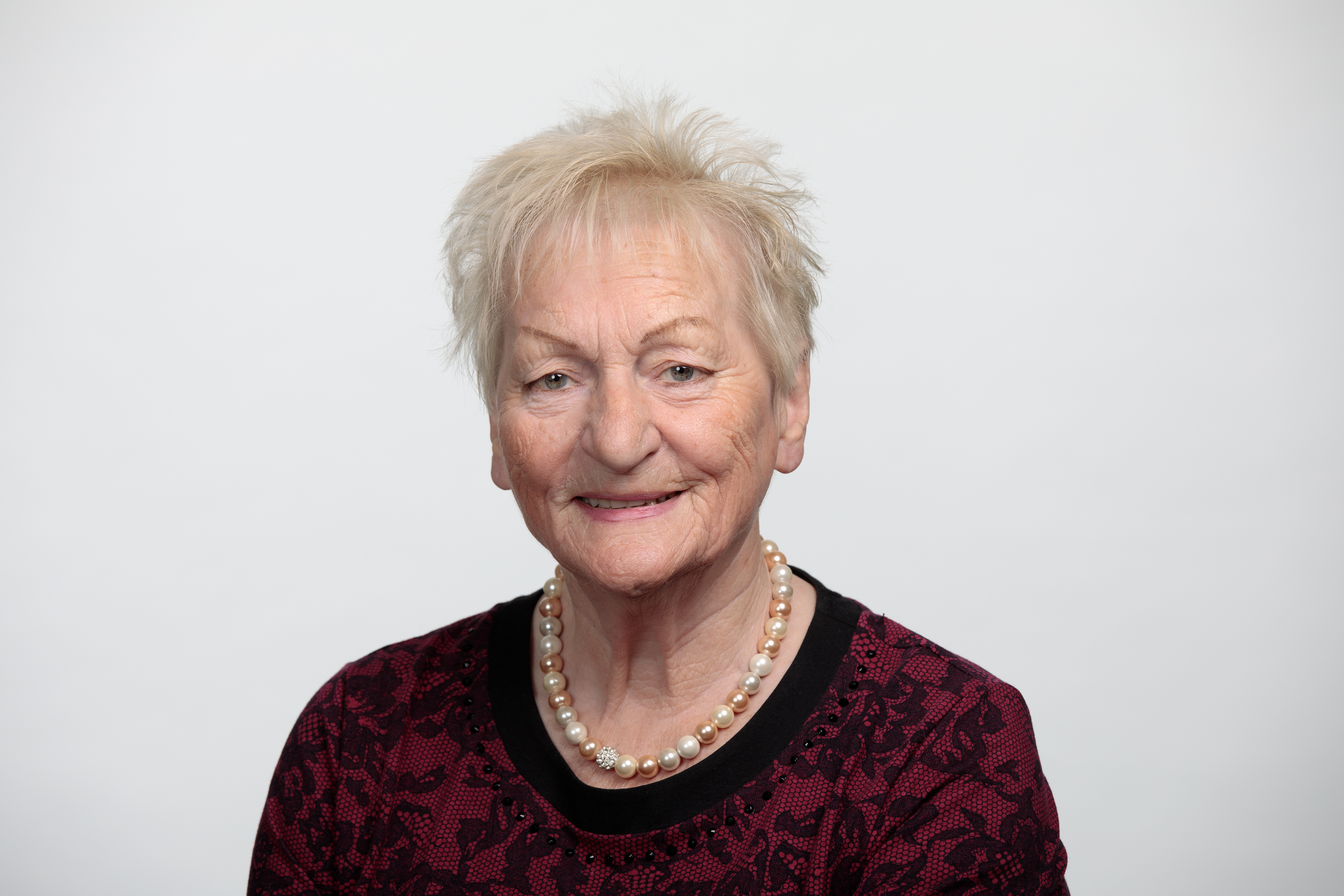 Portraitfoto einer weissen Frau mit weissblonden kurzen Haaren